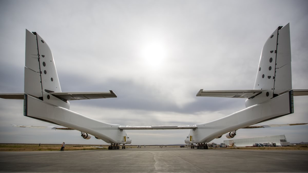 Illustration for article titled Paul Allen Shows Off the World's Largest Airplane for the First Time